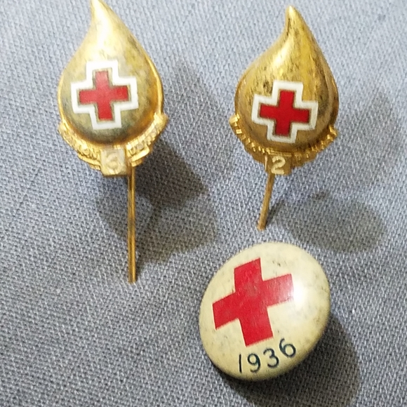Vintage red cross donor pins lot of 3 - Picture 8 of 10